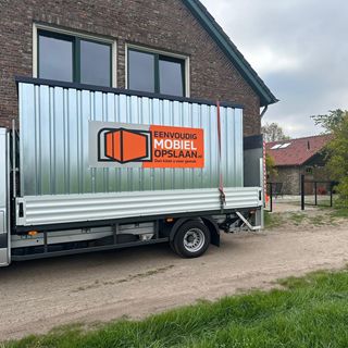 Mobiele opslagcontainer op bakwagen geparkeerd bij woning – huren bij Eenvoudig Mobiel Opslaan