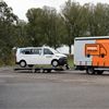Aanhanger met oprijplaten in gebruik naast bakwagen Eenvoudig Mobiel Opslaan Aanhanger met oprijplaten en auto erop naast bakwagen – aanhanger huren bij Eenvoudig Mobiel Opslaan