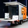 Bakwagen met laadklep open en opslagcontainer – klaar voor gebruik Bakwagen met open laadklep en opslagcontainer – bakwagen huren bij Eenvoudig Mobiel Opslaan