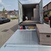 Meubel inladen via laadklep bakwagen in woonwijk – mobiele opslagcontainer 16 m³ Meubel wordt via laadklep ingeladen in bakwagen met mobiele opslagcontainer in woonwijk – Eenvoudig Mobiel Opslaan