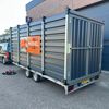 Aanhanger met oprijplaten en opslagcontainer klaar voor vertrek Aanhanger met oprijplaten volgeladen met opslagcontainer – aanhanger huren bij Eenvoudig Mobiel Opslaan