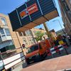 Opslagcontainer plaatsing met kraan in smalle stadsstraat – ook op moeilijk bereikbare locaties Opslagcontainer aan kraan boven stadsstraat – container voor de deur plaatsen bij Eenvoudig Mobiel Opslaan