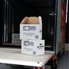 Stevige verhuisdozen met Eenvoudig Mobiel Opslaan logo op laadklep Twee verhuisdozen op laadklep bakwagen – verhuisdozen kopen bij Eenvoudig Mobiel Opslaan