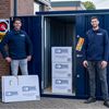 Marc en Jordy – verhuishulp team Eenvoudig Mobiel Opslaan Twee verhuismedewerkers voor open opslagcontainer met dozen – verhuishulp huren bij Eenvoudig Mobiel Opslaan