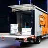 Verhuispakket compleet – steekwagen, hondje, dekens en dozen op laadklep Compleet verhuispakket met steekwagen, hondje, dekens en dozen op laadklep bakwagen – huren bij Eenvoudig Mobiel Opslaan
