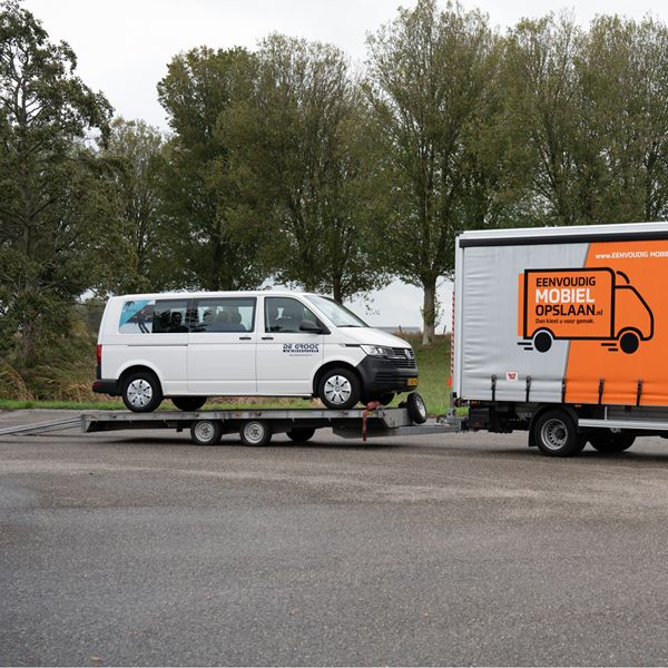 Aanhanger met oprijplaten in gebruik naast bakwagen Eenvoudig Mobiel Opslaan Aanhanger met oprijplaten en auto erop naast bakwagen – aanhanger huren bij Eenvoudig Mobiel Opslaan