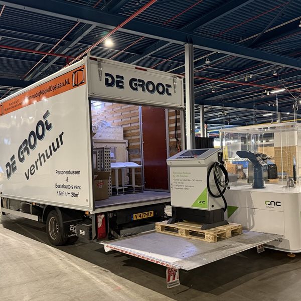 Bakwagen met open laadklep – ook geschikt voor zakelijke opslag en transport Bakwagen met laadklep open in bedrijfshal – zakelijk transport en opslag bij Eenvoudig Mobiel Opslaan