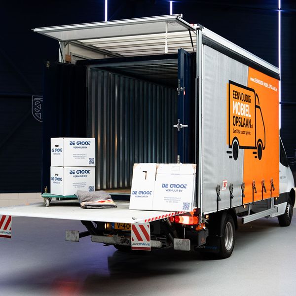 Bakwagen met laadklep open en opslagcontainer – klaar voor gebruik Bakwagen met open laadklep en opslagcontainer – bakwagen huren bij Eenvoudig Mobiel Opslaan