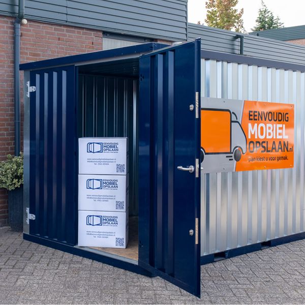 Mobiele opslagcontainer 12 m3 bij klant locatie Mobiele opslagcontainer 12 m3 geplaatst bij woning voor tijdelijke opslag en verhuizing