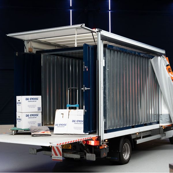 Opslagcontainer 12 m³ in bakwagen – Eenvoudig Mobiel Opslaan Opslagcontainer 12 m³ in bakwagen met laadklep – huren bij Eenvoudig Mobiel Opslaan